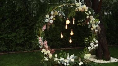  Düğün töreni için kemerde dekoratif ampuller var.