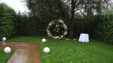  Düğün töreni için kemerde dekoratif ampuller var.