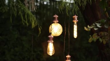  Düğün töreni için kemerde dekoratif ampuller var.