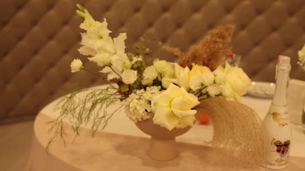 Dekoration Blommor Golvet Restaurang Ett Bröllop — Stockvideo