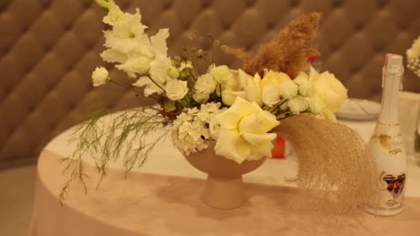 Decoration Flowers Floor Restaurant Wedding — Vídeos de Stock
