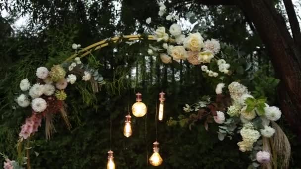 Декоративные Лампочки Арке Свадебной Церемонии — стоковое видео