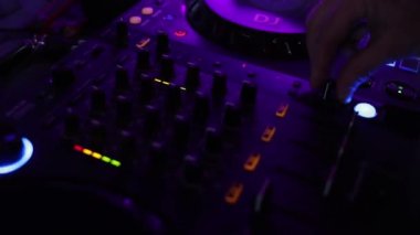 DJ diskoda DJ konsolunda çalar