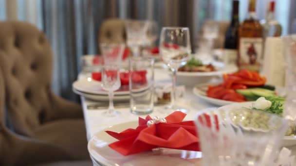 宴会のレストランの結婚式のテーブルの上の食べ物と飲み物 — ストック動画