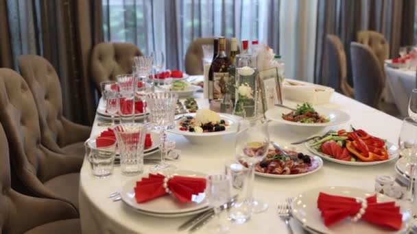 宴会のレストランの結婚式のテーブルの上の食べ物と飲み物 — ストック動画
