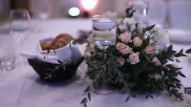 Restorandaki kutlamada düğün masasındaki çiçeklerin süslemesi.