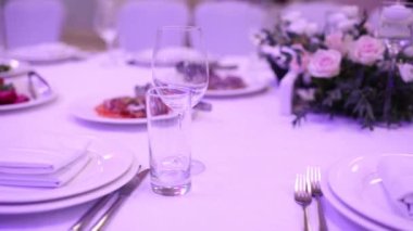 Yemek ve içecekler bir restoranda bir masada evlilik yıldönümü kutlamasında.
