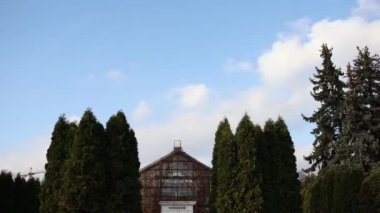 Parktaki serada Sonbaharda açık bir gökyüzünün arka planında