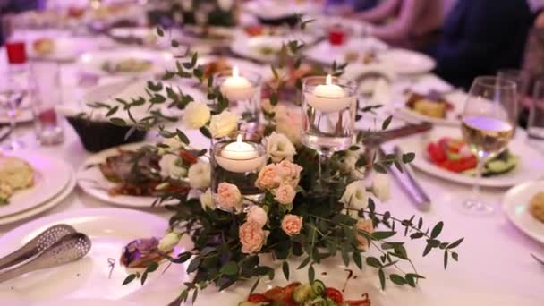 結婚式のレストランのお祝いのテーブルに花の装飾 — ストック動画