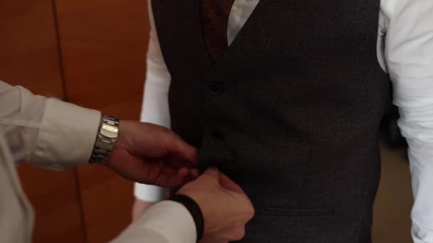 Ένας Επιχειρηματίας Φοράει Γιλέκο Από Κοστούμι — Αρχείο Βίντεο