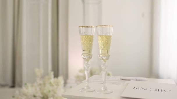 Glazen Met Champagne Tafel Van Huwelijksceremonie — Stockvideo