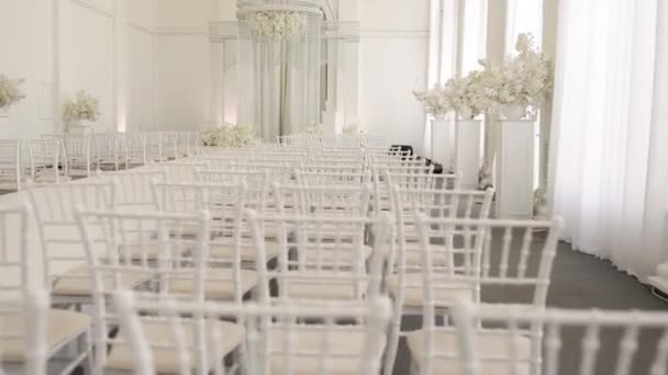 Kapalı Alanda Düğün Kemeri Beyaz Sandalyeler — Stok video