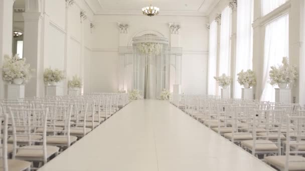Indoor Huwelijksceremonie Boog Witte Stoelen — Stockvideo