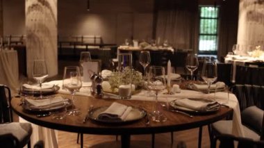 Düğün ziyafeti için bir restoranda masa dekorasyonu.