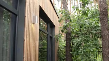 Ormanın ortasında küçük bir ev, ahşap bir otel.