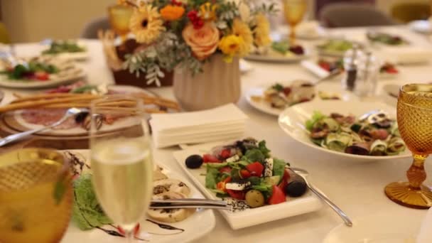 Düğün Günü Bir Restoranda Şenlik Masasında Yiyecek Içecekler — Stok video