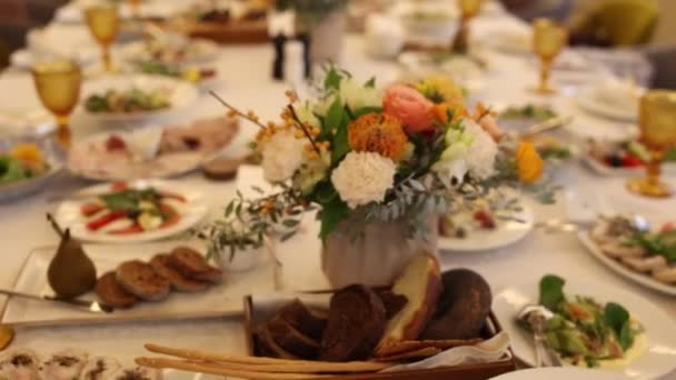 Düğün Günü Bir Restoranda Şenlik Masasında Yiyecek Içecekler — Stok video
