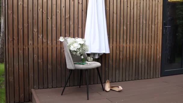 結婚式の朝椅子に飾りのついた花嫁の花束 — ストック動画