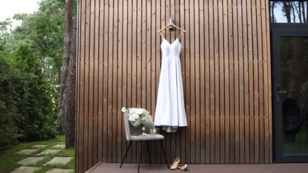 Gaun Pengantin Putih Pengantin Wanita Tergantung Dinding Visi — Stok Video
