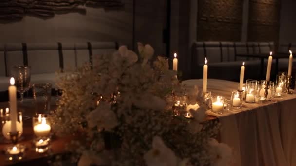 Bröllopsbord Inredning Med Ljus Restaurang — Stockvideo