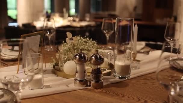 Τραπέζι Διακόσμηση Ένα Εστιατόριο Για Ένα Γαμήλιο Δείπνο — Αρχείο Βίντεο