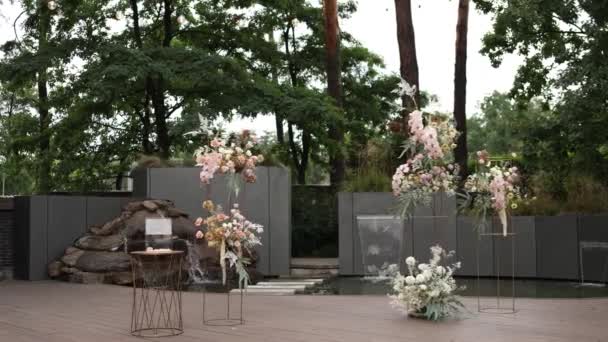 在公园的喷泉边举行婚礼的拱门 — 图库视频影像