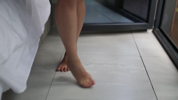 つま先の女性が裸足で部屋を歩き回り — ストック動画