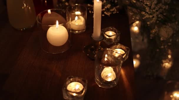 婚宴桌上摆着蜡烛的餐馆里的餐桌 — 图库视频影像