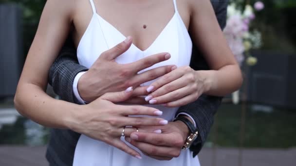 Menyasszony Vőlegény Felvették Egymás Jegygyűrűit — Stock videók