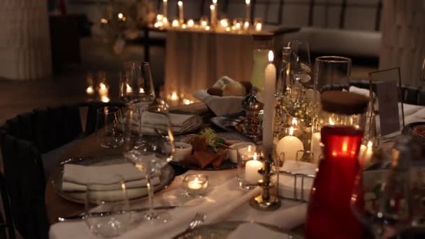 結婚式の夜にキャンドルのあるレストランでの宴会テーブル — ストック動画