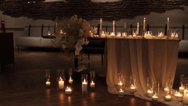 結婚式の夜にキャンドルのあるレストランでの宴会テーブル — ストック動画