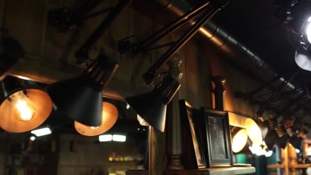 Внутренние Лампы Мансарде Потолке Парикмахерской — стоковое видео