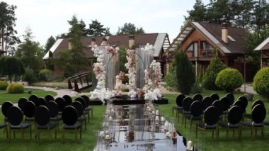  Sandalyeli bir parkta düğün töreni için güzel bir kemer.