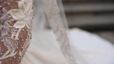 Gelinin gelinliğindeki duvağı.