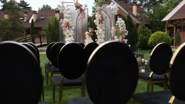 Sandalyeli Bir Parkta Düğün Töreni Için Güzel Bir Kemer — Stok video