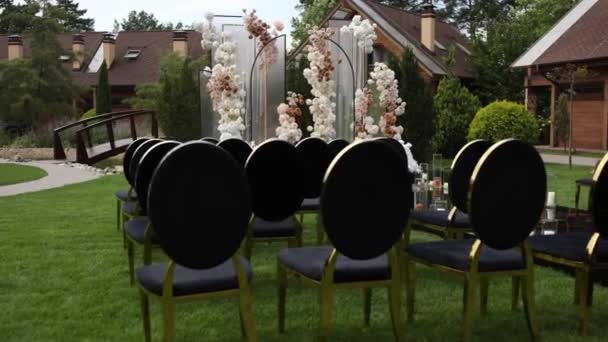 在有椅子的公园举行婚礼的漂亮拱门 — 图库视频影像