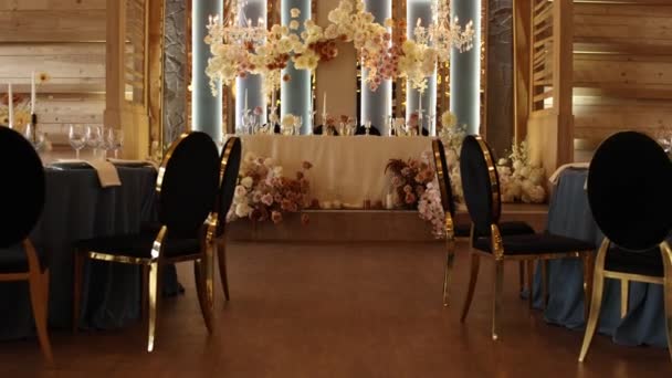 Düğün Için Dekorasyonu Olan Büyük Güzel Bir Ziyafet Salonu — Stok video