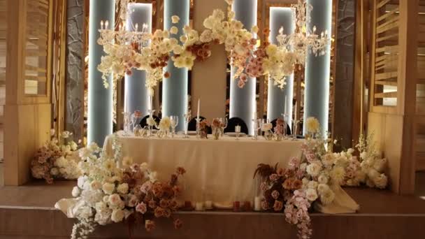 Krásný Dekor Květinami Svatebním Stole — Stock video