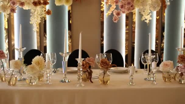 Düğün Masasında Çiçekler Olan Güzel Bir Dekor — Stok video
