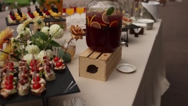 自助餐厅里的桌子上挂着果子酱 — 图库视频影像