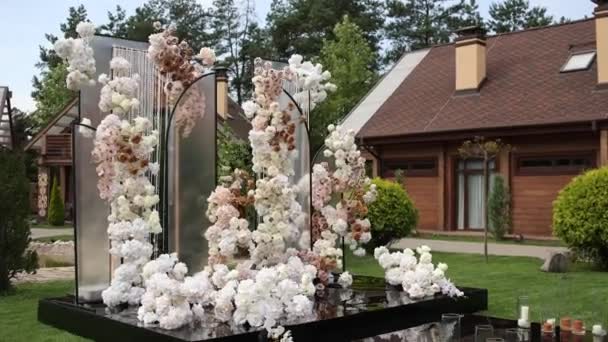 Красива Арка Весільної Церемонії Парку Стільцями — стокове відео