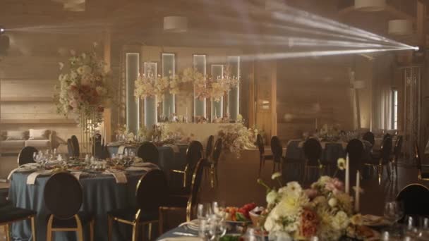 Красивий Декор Квітами Весільному Столі — стокове відео