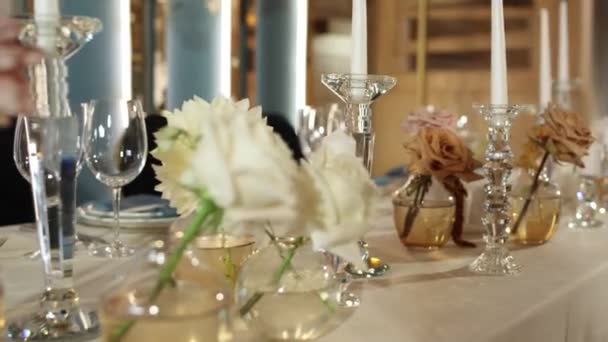 Φαγητό Και Ποτό Γαμήλιο Τραπέζι Εστιατόριο Διακόσμηση Γάμου — Αρχείο Βίντεο