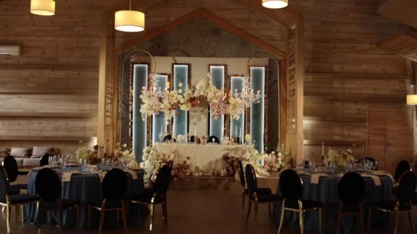 Dekorasi Indah Dengan Bunga Atas Meja Pernikahan — Stok Video