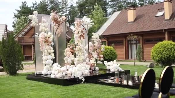 Beautiful Arch Wedding Ceremony Park Chairs — Stock videók