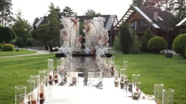 Sandalyeli bir parkta düğün töreni için güzel bir kemer.