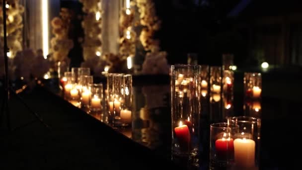 Вечерняя Свадебная Церемония Свечами Горящими Возле Арки — стоковое видео