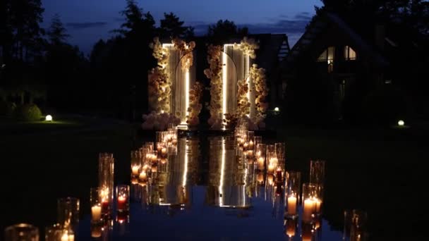 キャンドルとの結婚式のための夜のアーチ — ストック動画