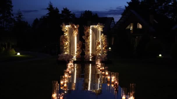 晚上用蜡烛举行婚礼的拱门 — 图库视频影像