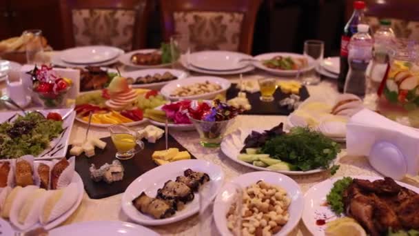 餐厅里婚宴桌上的食物和饮料 — 图库视频影像